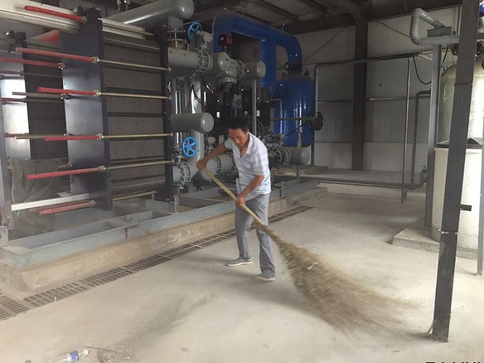 能源供應公司組織人員對各換熱站進行除塵防護作業(yè)(圖2) 能源供應公司組織人員對各換熱站進行除塵防護作業(yè)(圖2)