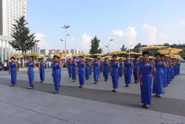 平?jīng)鲢垂军h委和興北路社區(qū)綠地廣場(chǎng)商圈黨建聯(lián)盟合作舉辦“謳歌新時(shí)代 共圓中國(guó)夢(mèng)”紀(jì)念改革開(kāi)放四十周年大型群眾廣場(chǎng)文化活動(dòng)(圖5) 平?jīng)鲢垂军h委和興北路社區(qū)綠地廣場(chǎng)商圈黨建聯(lián)盟合作舉辦“謳歌新時(shí)代 共圓中國(guó)夢(mèng)”紀(jì)念改革開(kāi)放四十周年大型群眾廣場(chǎng)文化活動(dòng)(圖5)