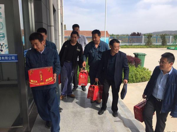 泓源公司“五一”節(jié)前慰問一線勞動者(圖3) 泓源公司“五一”節(jié)前慰問一線勞動者(圖3)