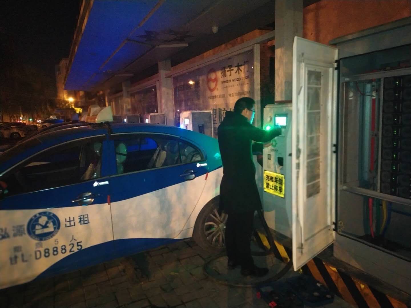 泓源新能源公司緊急處理1起充電設(shè)備故障(圖1) 泓源新能源公司緊急處理1起充電設(shè)備故障(圖1)